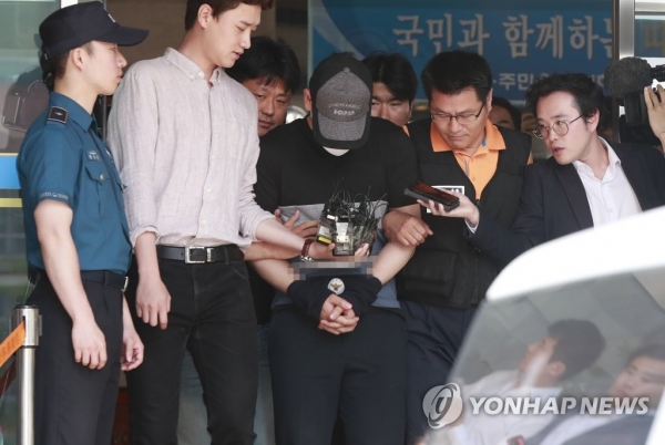 텀블러 폭탄을 만들어 지도교수를 다치게한 대학원생 김모씨가 지난 6월 영장실질심사를 받기 위해 서울 서대문경찰서를 나서고 있다. /연합뉴스