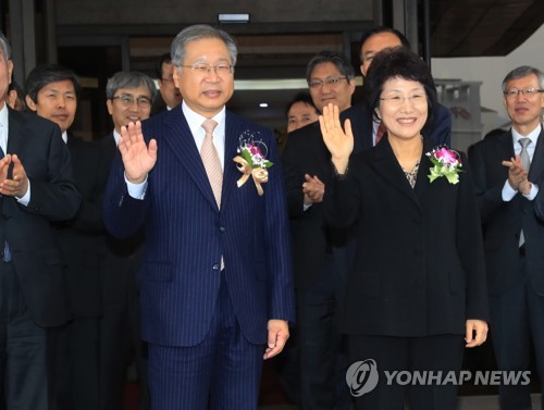 김용덕·박보영 대법관이 29일 오전 퇴임식이 끝난 뒤 대법원 청사를 떠나며 손을 흔들고 있다. /연합뉴스