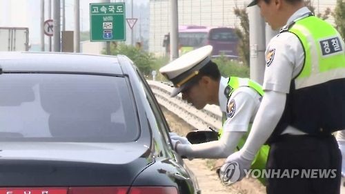 경찰이 교통 법규 위반 차량을 단속하고 있다. /연합뉴스