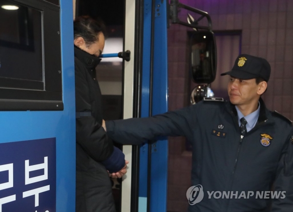 이우현 의원이 호송차에서 내려 서울중앙지검으로 향하고 있다.