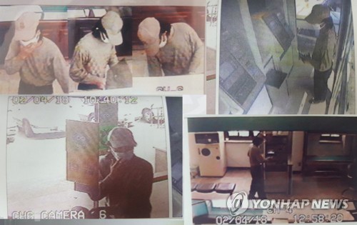 2002년 4월 당시 B씨가 피해자 명의 카드로 돈을 인출하던 모습이 담긴 CCTV. /연합뉴스