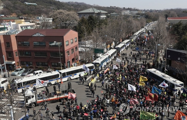 박근혜 전 대통령이 탄핵된 지난해 3월 10일 시민들이 청와대 인근 도로를 행진하고 있다. /연합뉴스