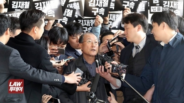 김재철 전 MBC 사장이 지난해 11월 4일 영장실질심사를 받기 위해 서울중앙지법에 출석하고 있다. /법률방송