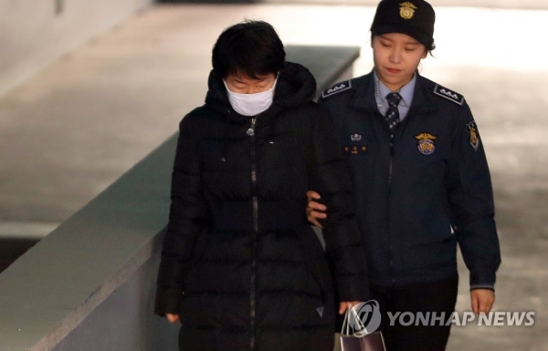 박수환 뉴스커뮤니케이션 대표가 지난해 2월 7일 열린 1심 선고공판에서 무죄를 선고받고 풀려나고 있다. /연합뉴스