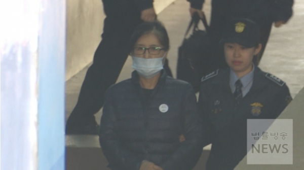 최순실씨가 지난해 11월 24일 국정농단 뇌물수수 혐의 재판을 받기 위해 호송차에서 내려 법원으로 향하고 있다. /법률방송