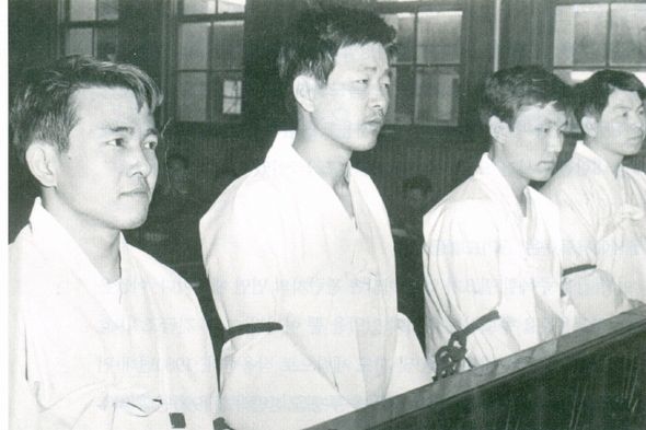 '서울대생 내란음모 사건'으로 구속 수감됐던 심재권(왼쪽), 이신범(왼쪽에서 두번째) 피고가 구형 공판을 받고 있다.