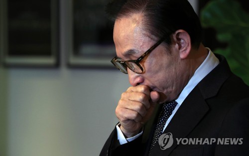 이명박 전 대통령이 지난 1월 17일 서울 강남구 삼성동 사무실에서 검찰 수사에 대해 