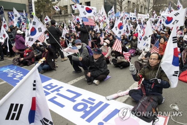 27일 오후 서초구 법원삼거리 인근에서 박근혜 전 대통령 지지자들이 석방을 촉구하는 집회를 하고 있다. /연합뉴스