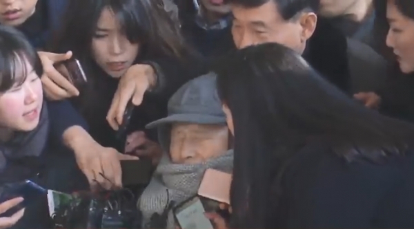 이상득 전 의원이 지난 1월 26일 휠체어를 타고 서울중앙지검에 출석하고 있다. /박태유 기자 taeyu-park@lawtv.kr