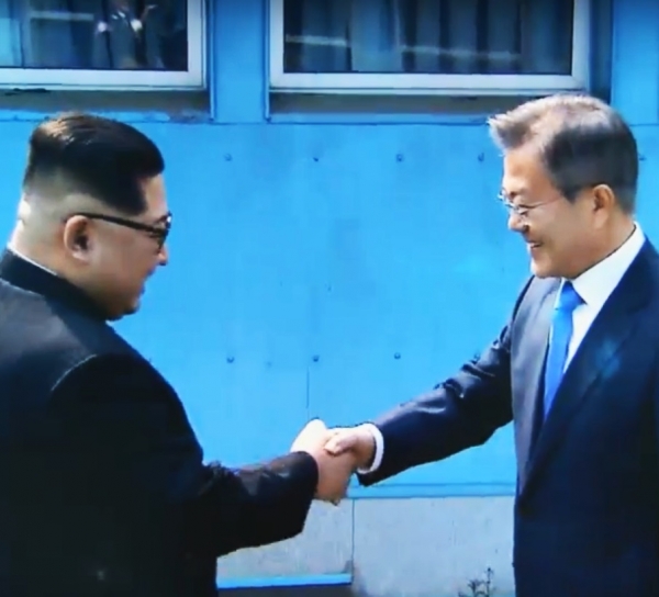 문재인 대통령과 김정은 북한 국무위원장이 군사분계선을 사이에 두고 악수를 나누고 있다. /유튜브 캡처