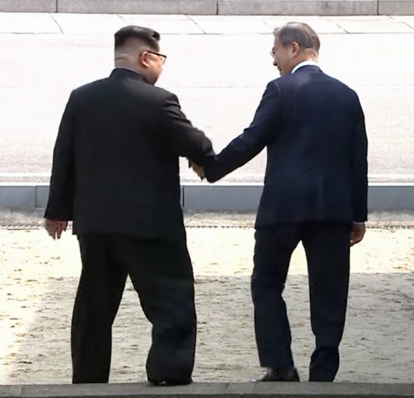 남북정상회담에서 만난 문재인 대통령과 김정은 북한 국무위원장. /유튜브 캡처