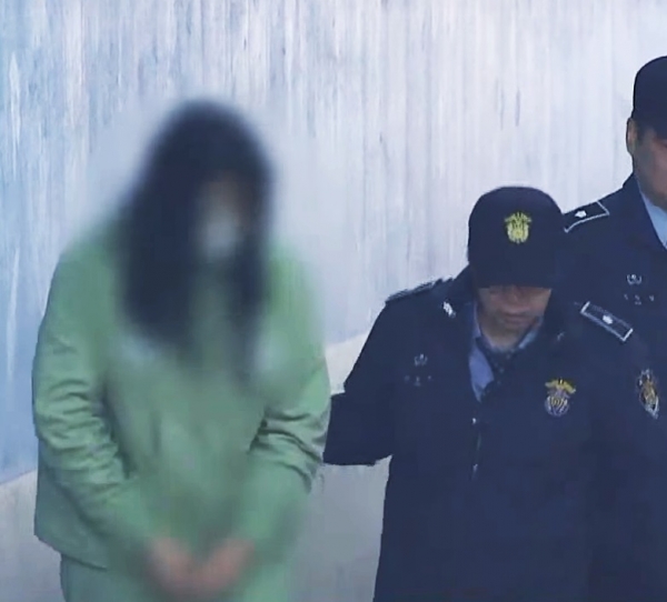 인천 초등생 살인 사건의 범인이 재판을 받기 위해 호송되고 있다. /유튜브 캡처
