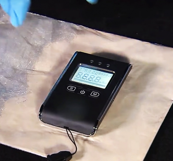 간이 라돈 측정기로 음이온 가루의 라돈 농도를 측정하고 있다. /SBS 유튜브 캡처