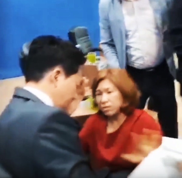원희룡 예비후보가 폭행을 당한 뒤 토론회장에 앉아 정신을 가다듬고 있다. /유튜브 캡처