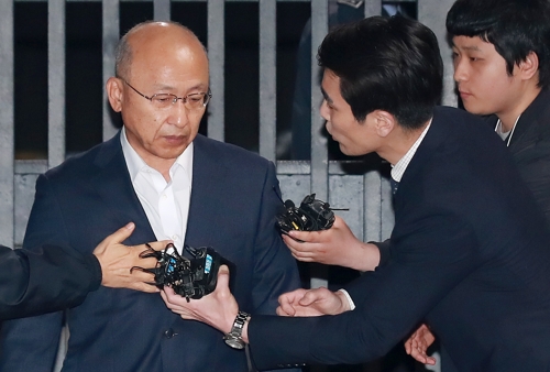 삼성물산 합병에 찬성하도록 국민연금공단에 압력을 넣은 혐의를 받는 문형표 전 장관이 15일 석방됐다./연합뉴스