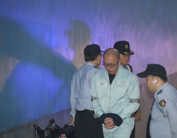 차은택씨가 선고 공판에 출석하기 위해 18일 오전 서초구 서울고등법원으로 들어서고 있다. /연합뉴스