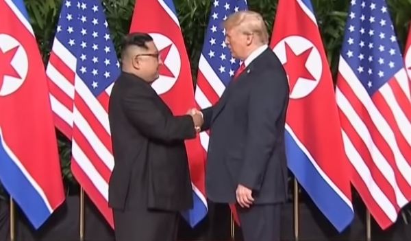 김정은 북한 국무위원장과 트럼프 미국 대통령의 역사적인 악수. /유튜브 캡처