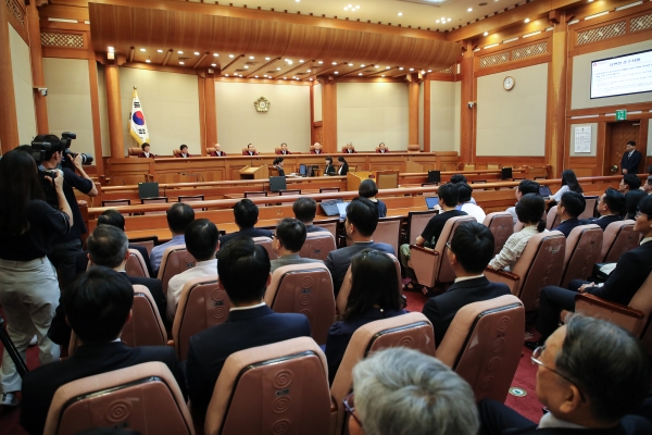 헌법재판관들이 28일 양심적 병역거부 허용 여부 선고를 하기 위해 자리에 앉아 있다. /연합뉴스