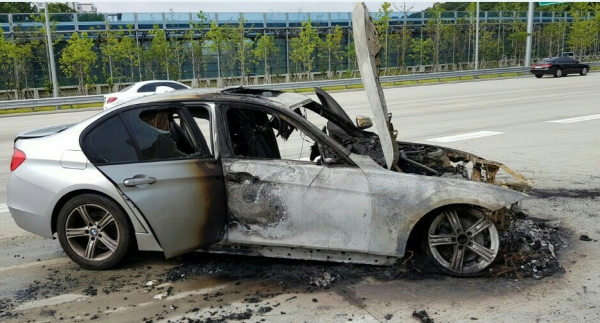 9일 오전 8시 50분께 제2경인고속도로에서 불이난 BMW 320d. /연합뉴스
