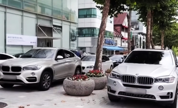 전시장 앞에서 시위 중인 BMW 520d 차주들. /유튜브 캡처