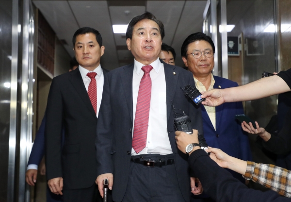 비인가 행정정보를 제3자에게 공개한 혐의로 고발된 심재철 자유한국당 의원. /연합뉴스