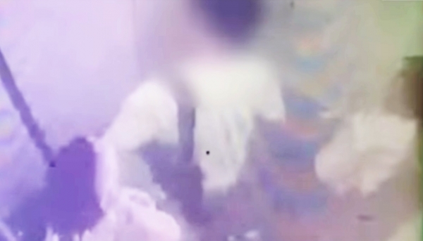 폭행 논란 당시 가수 구하라와 전 남자친구의 엘리베이터 CCTV 화면. /유튜브 캡처