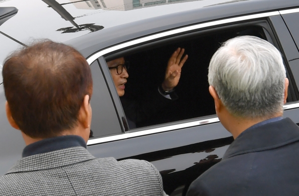 6일 오후 보석으로 석방된 이명박 전 대통령이 구속돼 있던 서울동부구치소를 빠져나가는 차량 안에서 지지자들에게 웃으며 손을 흔들고 있다. /연합뉴스