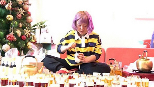 개그우먼 박나래가 MBC '나 혼자 산다'에서 향초를 만들어 지인들에게 선물했다가 환경부로부터 행정지도를 받았다. /MBC 화면 캡처