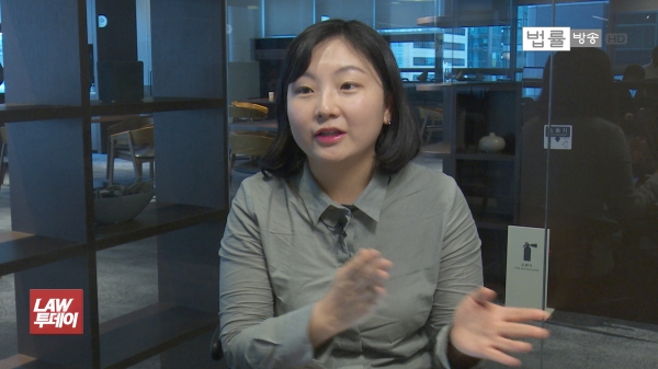 김학의 전 법무차관 집단 성폭행 사건의 피해자를 변호하고 있는 공동변호인단의 김지은 변호사를 법률방송이 만나 인터뷰하고 있다. / 박태유 기자 taeyu-park@lawtv.kr