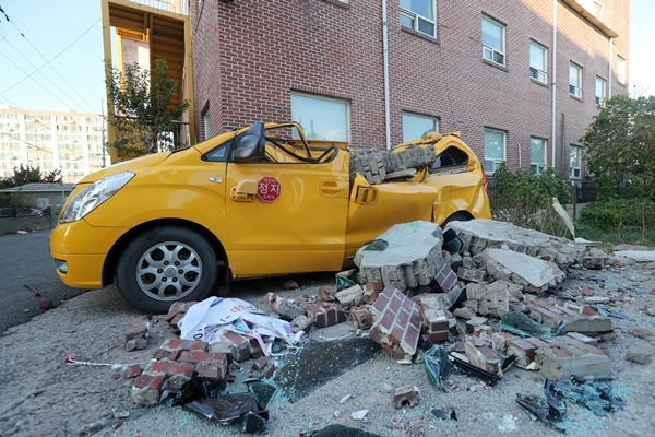 2017년 11월 15일 포항지역에서 발생한 규모 5.4 지진으로 파손된 포항시 북구의 한 어린이집 차량. /연합뉴스
