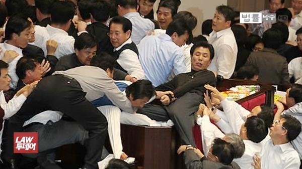 지난 2010년 12월 8일 국회 예산안 처리 과정에서 여야 의원들이 몸싸움을 벌이고 있다. /연합뉴스