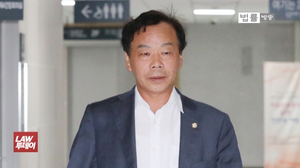 대법원에서 벌금 500만원 등의 형이 확정돼 의원직을 상실한 이완영 전 자유한국당 의원.