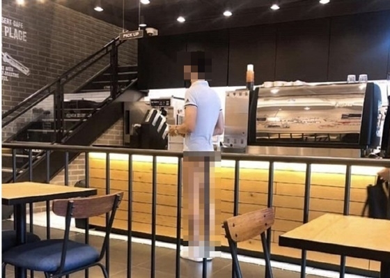대낮에 엉덩이가 드러난 티팬티만 입고 도심 커피숍에 나타난 소위 '충주 티팬티남'. /온라인 커뮤니티