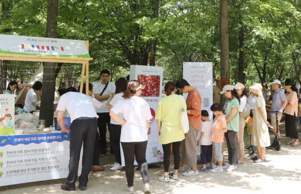 여성가족부 주관으로 서울숲에서 지난 5월 26일 열린 '세상 모든 가족 함께' 행사에 후원기업으로 참여한 한샘. /한샘 제공
