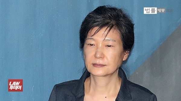 법무부는 11일 "박근혜 전 대통령이 16일 외부 병원에서 어깨 수술을 받을 예정"이라고 밝혔다. /법률방송 자료사진