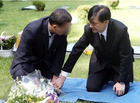 조국 법무부장관이 14일 고(故) 김홍영 전 검사의 묘소를 참배하고 김 전 검사의 아버지를 위로하고 있다. /연합뉴스