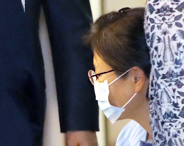 박근혜 전 대통령이 16일 어깨 수술을 받기 위해 입원하기로 한 서울성모병원으로 들어가고 있다. /연합뉴스