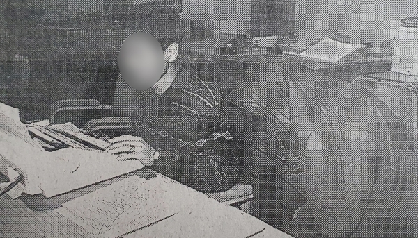 화성연쇄살인사건의 용의자로 특정된 이춘재(오른쪽)가 1994년 충북 청주시에서 처제를 성폭행하고 살해한 뒤 시신을 유기한 혐의로 검거돼 경찰의 조사를 받고 있다. /연합뉴스