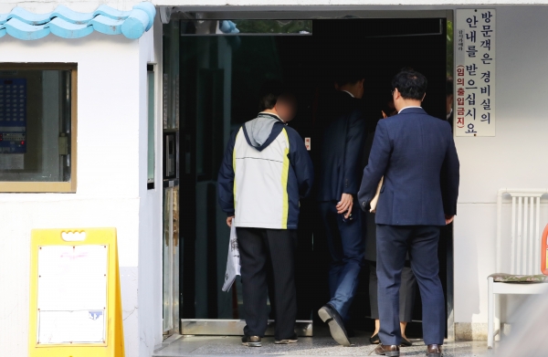 검찰 관계자들이 23일 오전 조국 법무부장관의 서울 방배동 자택 현관에 압수수색을 하기 위해 들어가고 있다. /연합뉴스