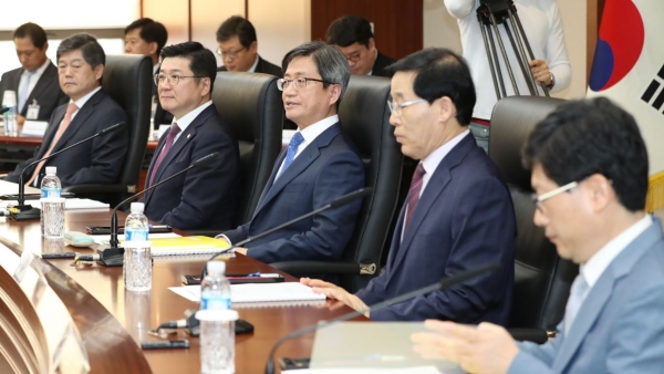 김명수(가운데) 대법원장이 26일 열린 사법행정자문회의 첫 회의를 주재하고 있다. /연합뉴스