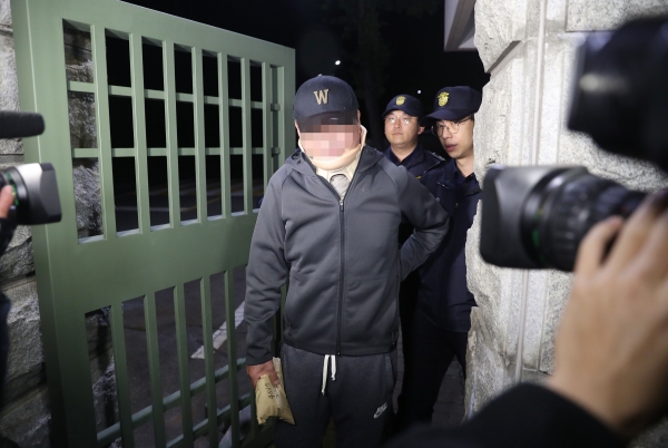 조국 법무부장관의 동생 조모씨가 지난 9일 새벽 구속영장이 기각된 후 대기하고 있던 서울구치소를 나서고 있다. /연합뉴스