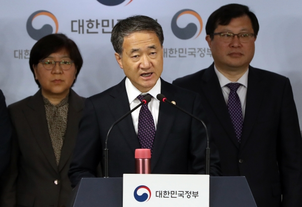 박능후 보건복지부 장관이 지난 23일 '액상형 전자담배 안전관리 대책' 브리핑을 하고 있다. /연합뉴스