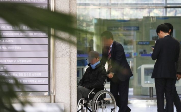 조국 전 법무부장관의 동생이 지난 21일 오후 서울중앙지검에 휠체어를 타고 출석하고 있다. /연합뉴스
