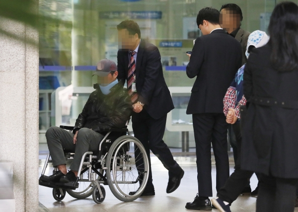 조국 전 법무부장관의 동생 조모씨가 지난 21일 서울중앙지검에 휠체어를 타고 출석하고 있다. /연합뉴스