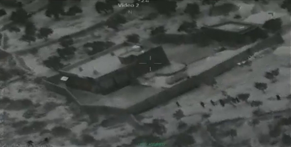 미군 특수부대가 알바그다디의 은신처로 진입하는 모습이 담긴 영상이 공개됐다.
