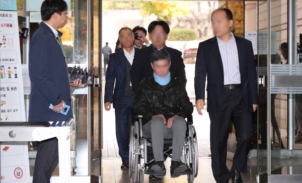 조국 전 법무부장관의 동생 조모씨가 31일 오전 서울중앙지법에서 열린 영장실질심사에 휠체어를 타고 출석하고 있다. /연합뉴스