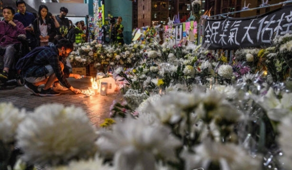 홍콩 시민들이 지난 4일 시위현장 부근 주차장에서 추락해 머리를 다쳐 8일 숨진 대학생 차우츠록을 촛불을 밝히며 추모하고 있다. /연합뉴스