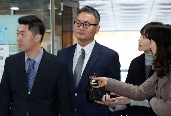 이동호(가운데) 전 고등군사법원장이 21일 서울중앙지법에서 열린 구속 전 피의자 심문에 출석하고 있다. /연합뉴스