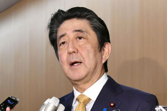 아베 신조 일본 총리가 22일 한국의 지소미아 효력 유지 발표 관련 기자회견에서 발언하고 있다. /연합뉴스