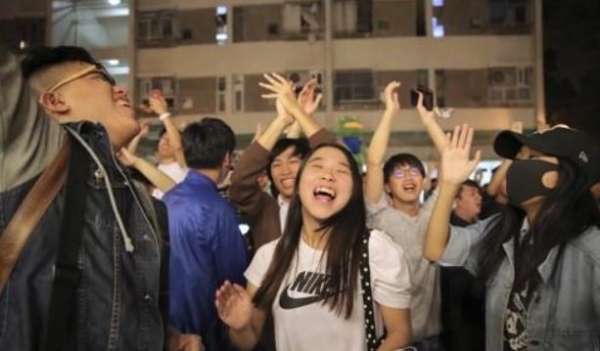 홍콩 시민들이 24일 치러진 구의원 선거에서 범민주 진영이 승리하자 거리에 나와 환호하고 있다. /AP=연합뉴스
